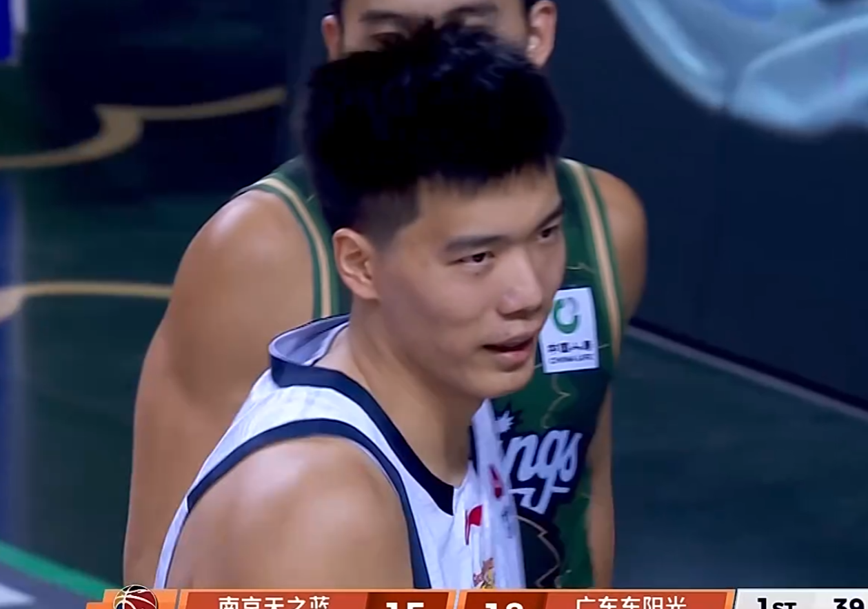 开云体育官方网站-广东3消息！胡明轩深夜发声，徐杰新发型遭吐槽，焦泊乔化身阿联